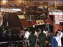 मुंबई विस्फोट की जाँच करते पुलिसकर्मी