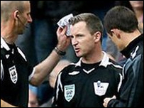 Trợ lý huấn luyện viên Philip Sharp được băng bó vết thương