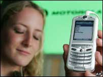 Mulher ouve música no celular