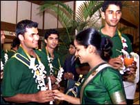 سری لنکا میں پاکستان کی ٹیم کا روایتی استقبال