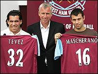 Hai cầu thủ Tevez và Mascherano tại đội West Ham