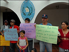 Indígenas en embajada guatemalteca en Tegucigalpa