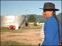 Mulher boliviana observa a estação de Yacuiba, tomada por manifestantes