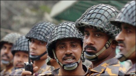 बांग्लादेश राइफ़ल्स के मुख्यालय के बाहर सैनिक