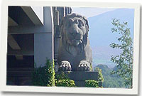 Un o'r ddau lew tew ger Pont Britannia