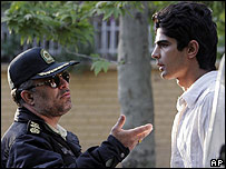 Policial fala com um homem no Irã