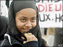 Francouzská muslimka se šátkem na hlavě