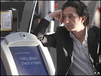 Passageiro aguarda vôo no Terminal 5