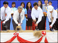 Cảnh lễ động thổ (ảnh TTXVN)