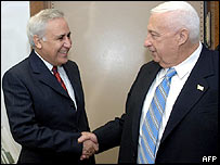 Izraelský prezident Moše Kacav (vpravo) s premiérem Arielem Šaronem