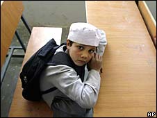 افغانستان میں تین لاکھ بچے سکول نہیں جارہے: صدر کرزئی 