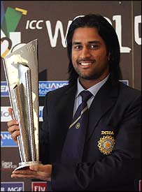 انڈیا کے کپتان مہندر سنگھ دھونی ٹرافی لیے کھڑے ہیں