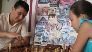 Шодиёр Сайф Жансия билан шахмат ўйнамоқда