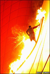 El atleta Li Ning vuela con la llama