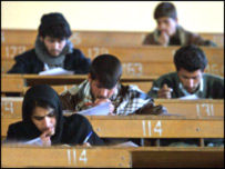 محصلين حين سپری کردن امتحان کانکور