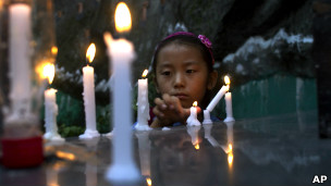 Свечи в память о погибших в результате актов самосожжения