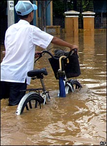 Học sinh lội lụt ở Quảng Nam