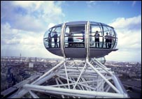 Turistas a bordo de uma das cápsulas da roda-gigante do milênio, London Eye, têm uma vista panorâmica de Londres