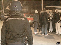 Hořící automobil na předměstí Paříže