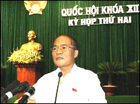 Ông Nguyễn Sinh Hùng trả lời chất vấn của Quốc hội - ảnh VNN