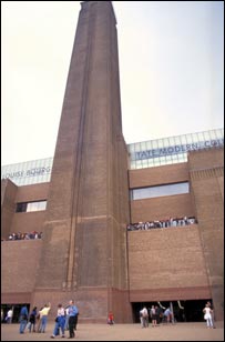 Vista vertical da galeria Tate Modern, em Londres, a partir da chaminé da antiga usina elétrica que funcionou no local
