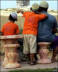 Netzarim'de bekleyen bir aile