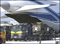 Equipamento militar japonês é embarcado em um avião fretado da Rússia