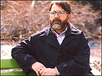 پرويز پرستويی در نمايی از بيد مجنون