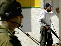 Soldados em assentamento em Gaza