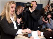 Filha de Jean-Marie le Pen votando no domingo passado