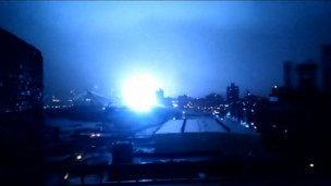 Luz de explosão na ilha de Manhattan, em Nova York.