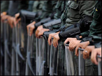 Cảnh sát Thái Lan trong khuôn viên tòa nhà chính phủ