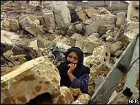 Mulher em casa destruída de Rafah, na Faixa de Gaza