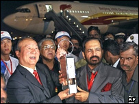 معاون کمیته ملی المپیک چین و رئیس انجمن المپیک هند هنگام ورود مشعل به هند