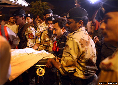 Arkivoli u vendos në një ambulancë për udhëtimin në jug të vendit, në Larkana, në krahinën e parardhësve të saj.