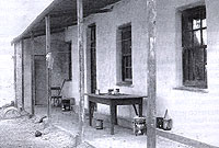 Y bwrdd lle'r arferai Ellis sgwennu ei lythyrau