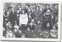 Rhai o'r blant a rhieni'r ysgol feithrin