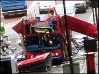 विस्फोट के बाद बस