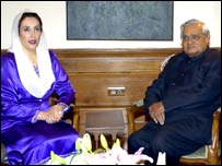 बेनज़ीर भुट्टो और प्रधानमंत्री अटल बिहारी वाजपेयी 