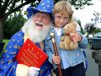 Y dewin Myrddin gyda Georgia Rollinson a thedi Barnaby