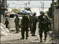 Soldados brasileiros patrulham a favela de Cité Soleil, no Haiti