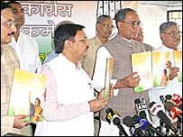 दिग्विजय सिंह घोषणा पत्र जारी करते हुए