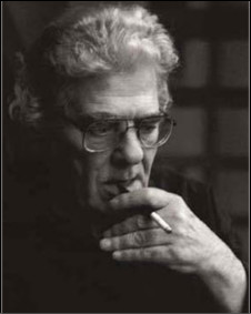 احمد شاملو در نمایی از فیلم"شاملو،شاعر بزرگ آزادی" ساخته مسلم منصوری 