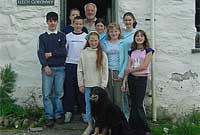 Plant y Moelwyn tu allan i Lech Ronw