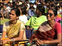 रोडशो में भाग लेती महिलाएँ