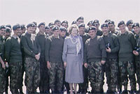 Margaret Thatcher gyda milwyr ar eu ffordd i ryfel