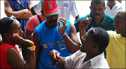 Cubanos discutiendo (Foto: Raquel Pérez)