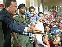 Chávez é recebido com festa em Caracas após reeleição