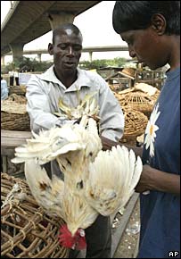 Homem vende frango na Nigéria
