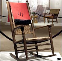 Satışa sunulan bir sallanan sandalye